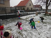 Hrajeme si se sněhem a pomáháme